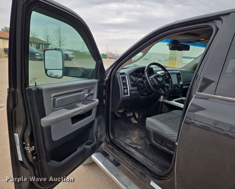 image for item EN8800 2017 Dodge Ram 3500 Crew Cab flatbed pickup truck