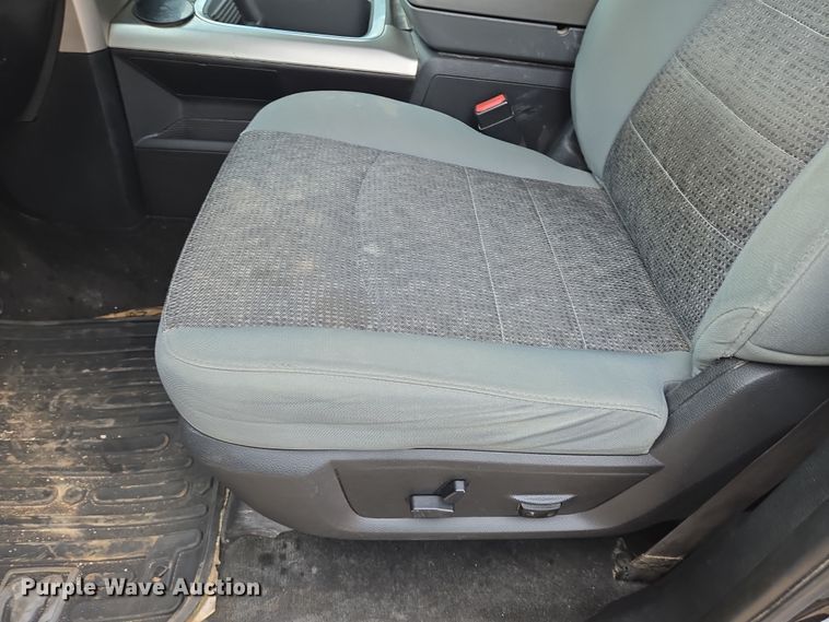 image for item EN8800 2017 Dodge Ram 3500 Crew Cab flatbed pickup truck