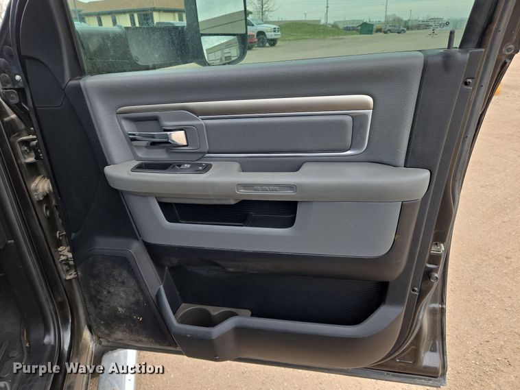 image for item EN8800 2017 Dodge Ram 3500 Crew Cab flatbed pickup truck