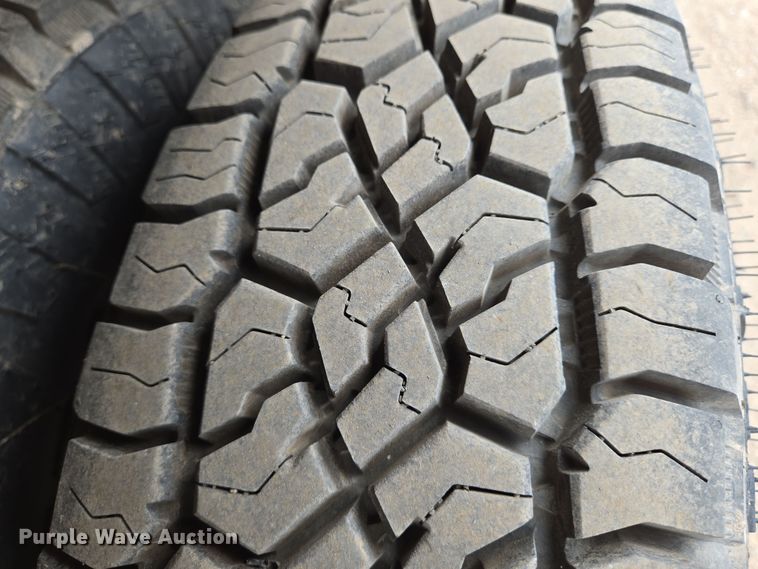 image for item EN8800 2017 Dodge Ram 3500 Crew Cab flatbed pickup truck