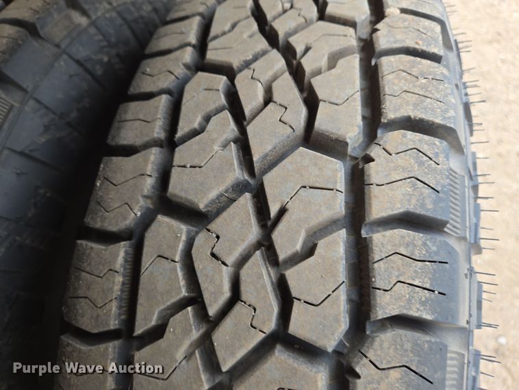 image for item EN8800 2017 Dodge Ram 3500 Crew Cab flatbed pickup truck