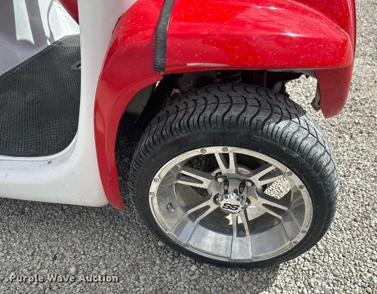 image for item EQ1221 2001 GEM E2 golf cart