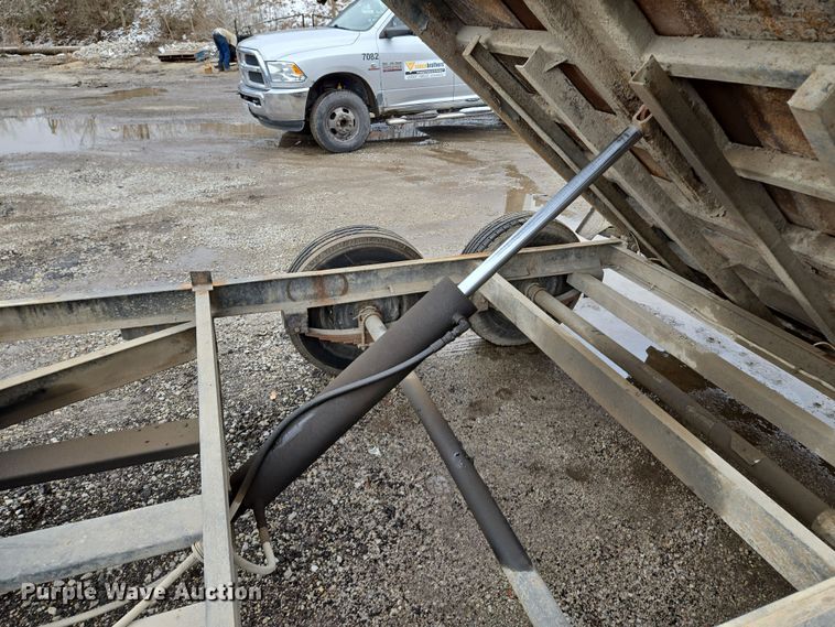 image for item EQ6780 2006 PJ Trailer dump trailer