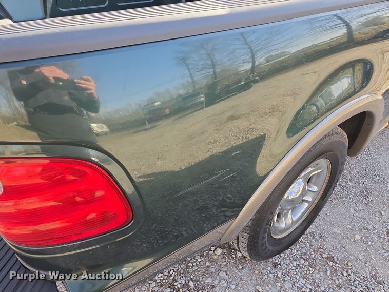 image for item EQ6871 2002 Ford F150 SuperCrew pickup truck