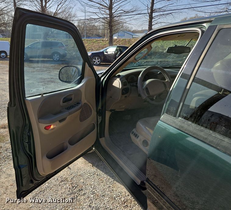 image for item EQ6871 2002 Ford F150 SuperCrew pickup truck