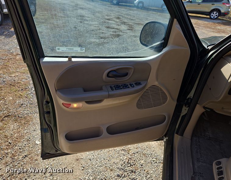 image for item EQ6871 2002 Ford F150 SuperCrew pickup truck