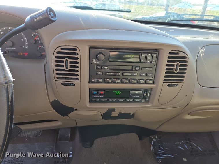 image for item EQ6871 2002 Ford F150 SuperCrew pickup truck