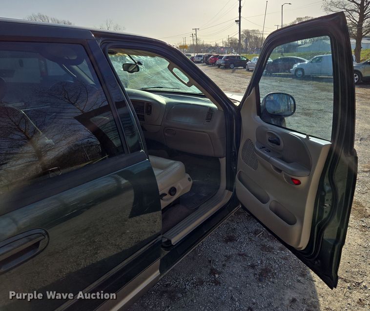 image for item EQ6871 2002 Ford F150 SuperCrew pickup truck