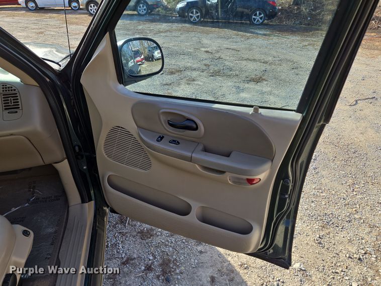 image for item EQ6871 2002 Ford F150 SuperCrew pickup truck