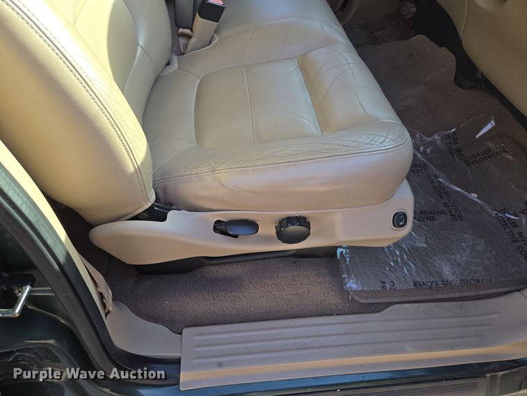 image for item EQ6871 2002 Ford F150 SuperCrew pickup truck