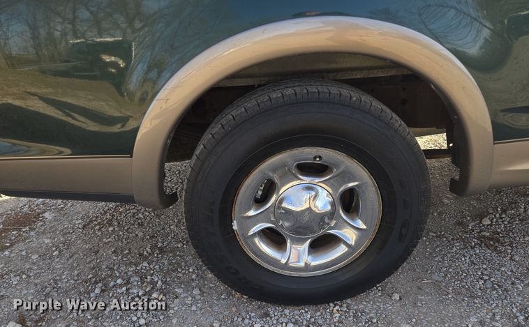 image for item EQ6871 2002 Ford F150 SuperCrew pickup truck