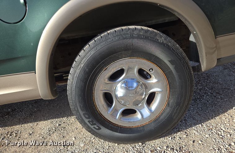 image for item EQ6871 2002 Ford F150 SuperCrew pickup truck