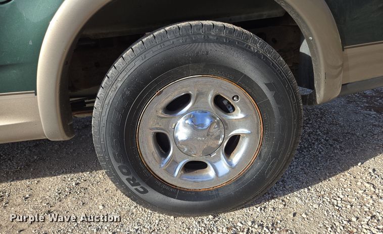 image for item EQ6871 2002 Ford F150 SuperCrew pickup truck