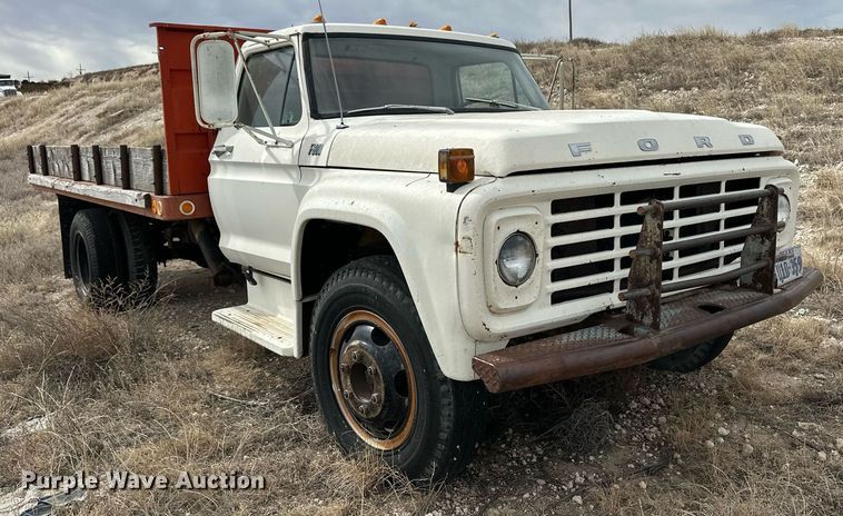 image for item ER8783 1975 Ford F600 dump flatbed truck
