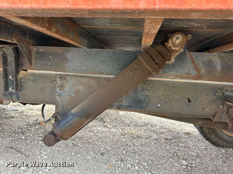 image for item ER8783 1975 Ford F600 dump flatbed truck