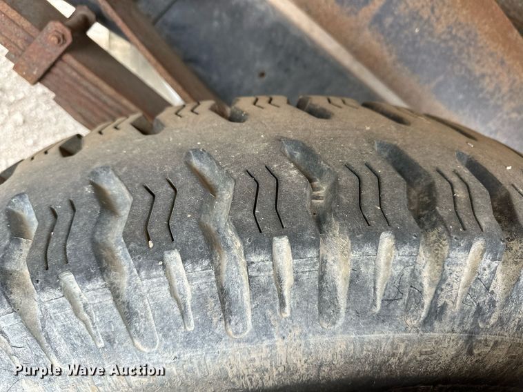 image for item ER8783 1975 Ford F600 dump flatbed truck