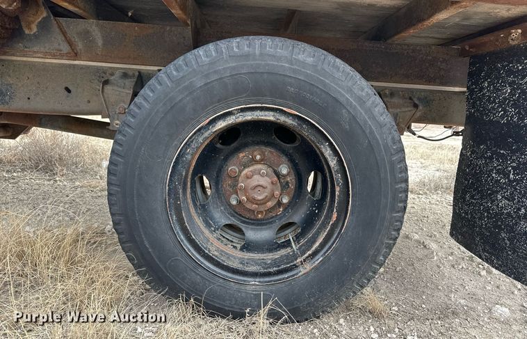 image for item ER8783 1975 Ford F600 dump flatbed truck