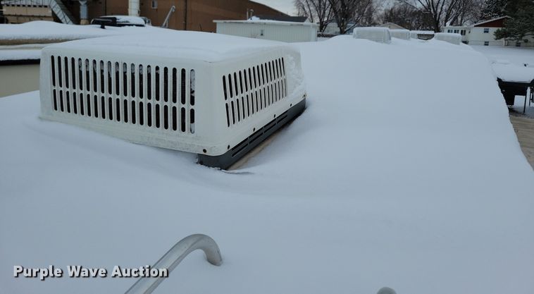 image for item NB9878 2010 Keystone Montana camper