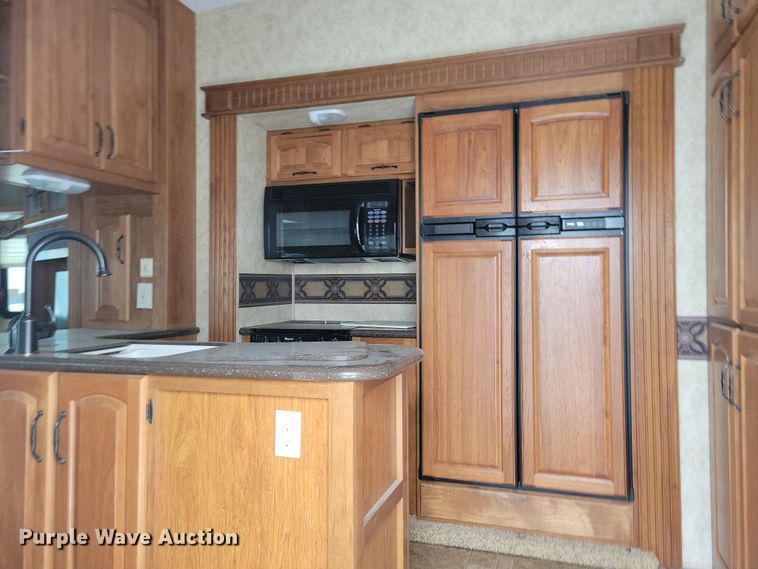 image for item NB9878 2010 Keystone Montana camper