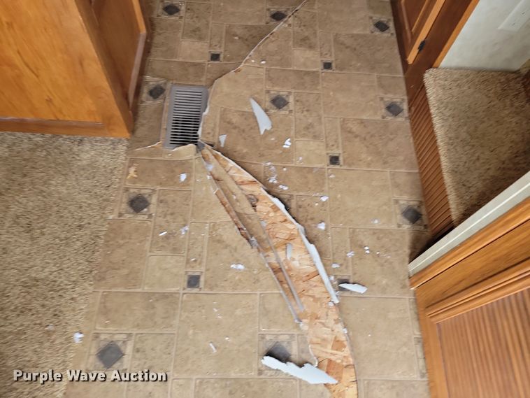 image for item NB9878 2010 Keystone Montana camper