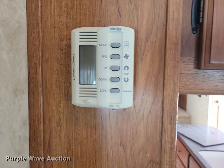 image for item NB9878 2010 Keystone Montana camper