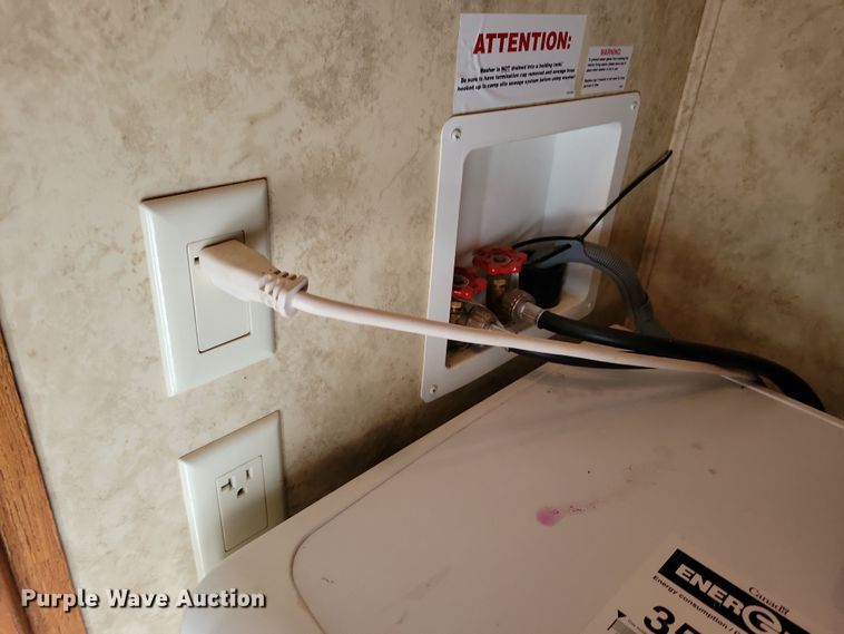 image for item NB9878 2010 Keystone Montana camper