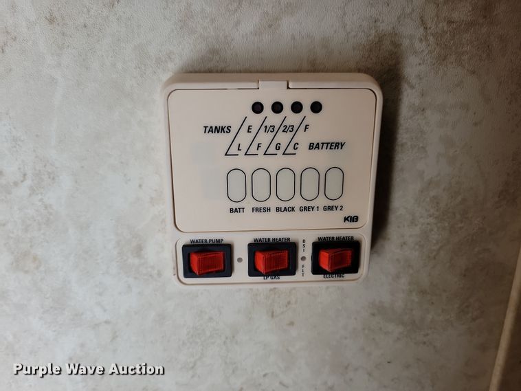 image for item NB9878 2010 Keystone Montana camper