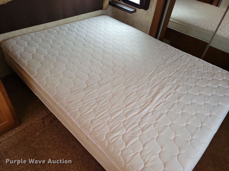 image for item NB9878 2010 Keystone Montana camper