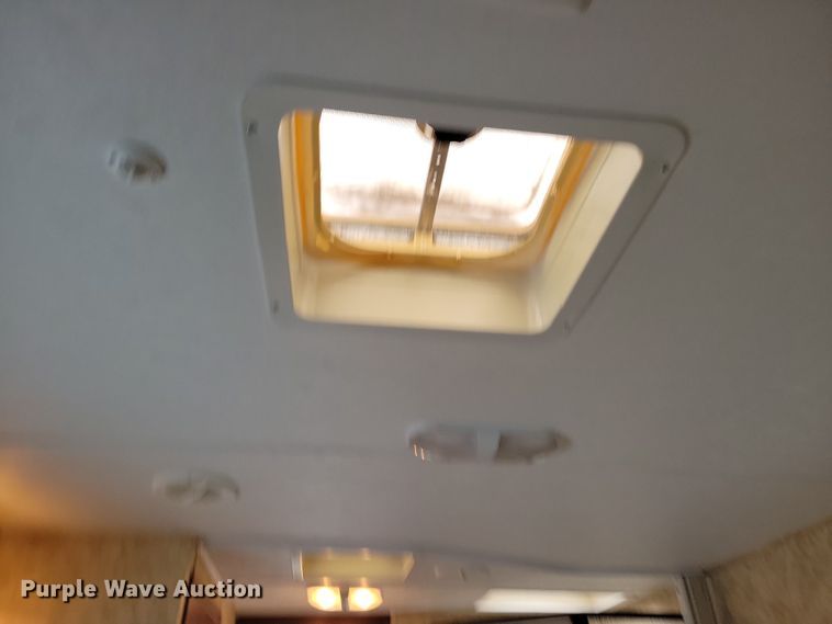 image for item NB9878 2010 Keystone Montana camper