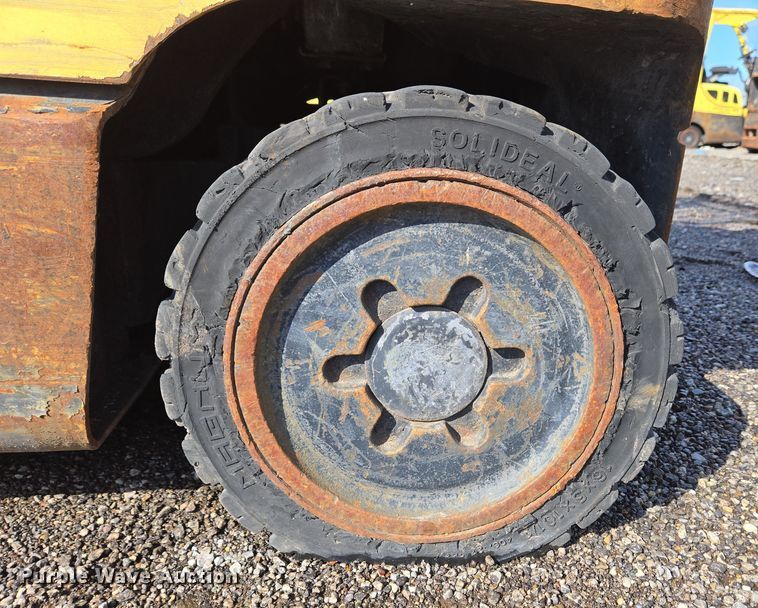 image for item YA0382 2006 Hyster S40XM forklift