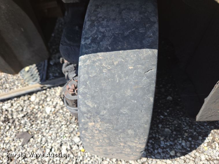 image for item YA0383 2006 Hyster S40XM forklift