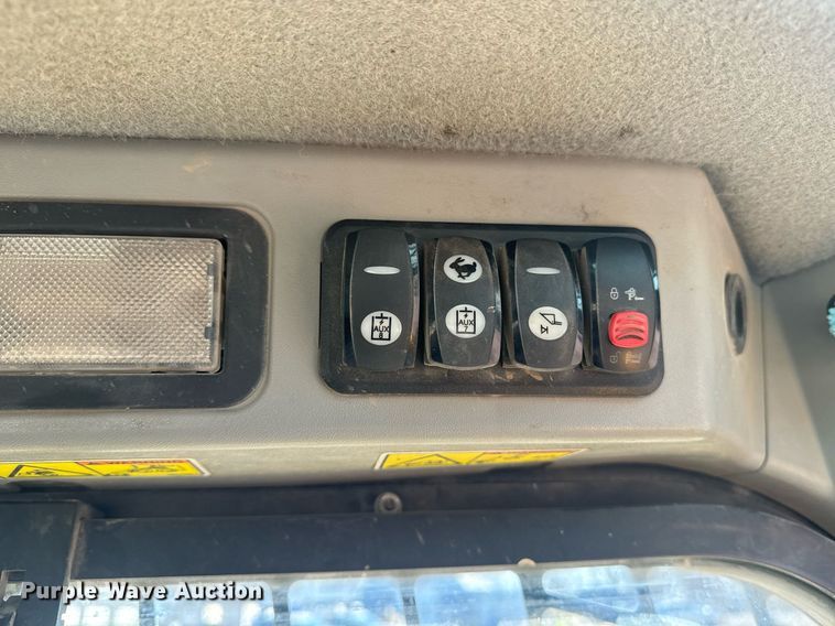 image for item DE2129 2015 Caterpillar 289D tracked skid steer loader