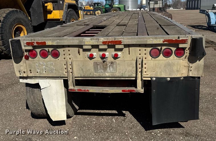 image for item DE2132 1989 Wilson CF-900 flatbed trailer