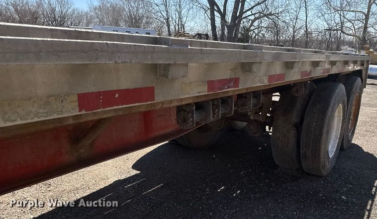 image for item DE2132 1989 Wilson CF-900 flatbed trailer