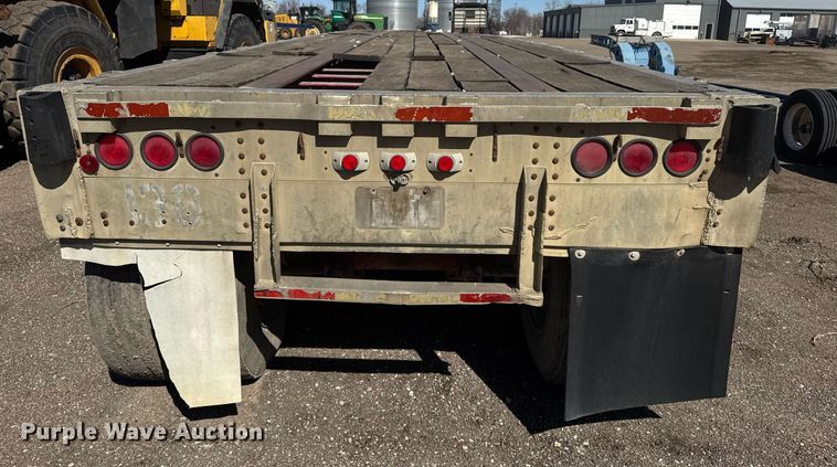 image for item DE2132 1989 Wilson CF-900 flatbed trailer
