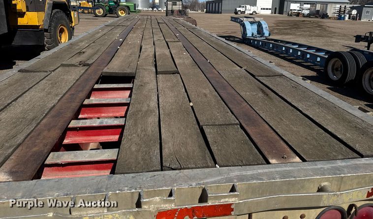 image for item DE2132 1989 Wilson CF-900 flatbed trailer