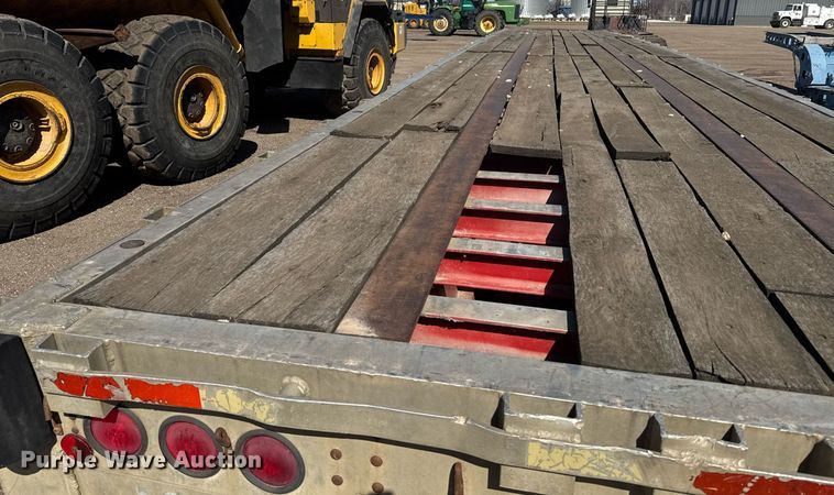 image for item DE2132 1989 Wilson CF-900 flatbed trailer