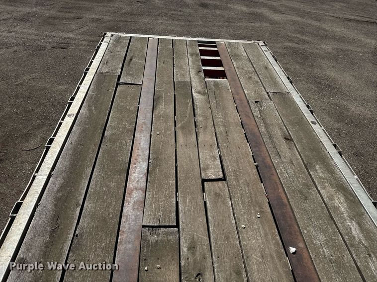 image for item DE2132 1989 Wilson CF-900 flatbed trailer