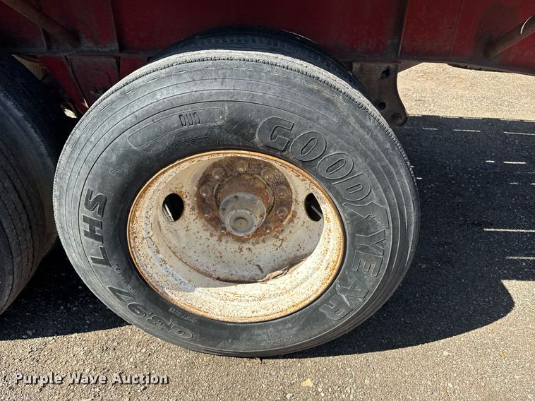 image for item DE2132 1989 Wilson CF-900 flatbed trailer