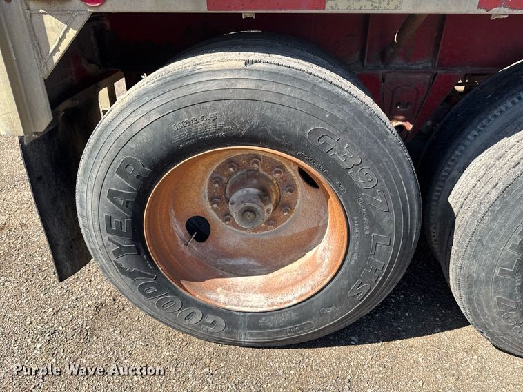 image for item DE2132 1989 Wilson CF-900 flatbed trailer