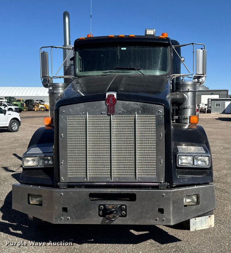 image for item DE2136 2015 Kenworth T800 semi truck