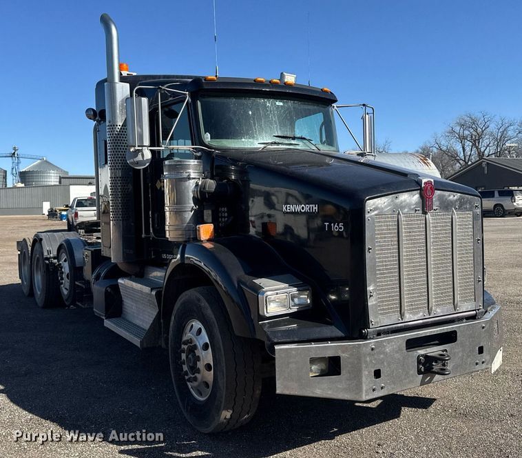 image for item DE2136 2015 Kenworth T800 semi truck