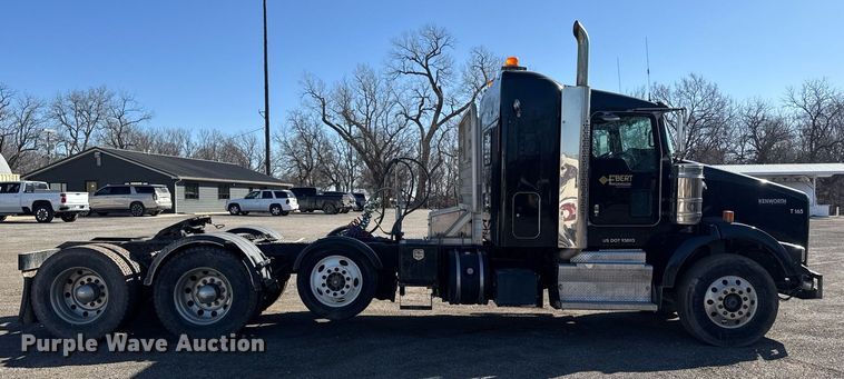image for item DE2136 2015 Kenworth T800 semi truck