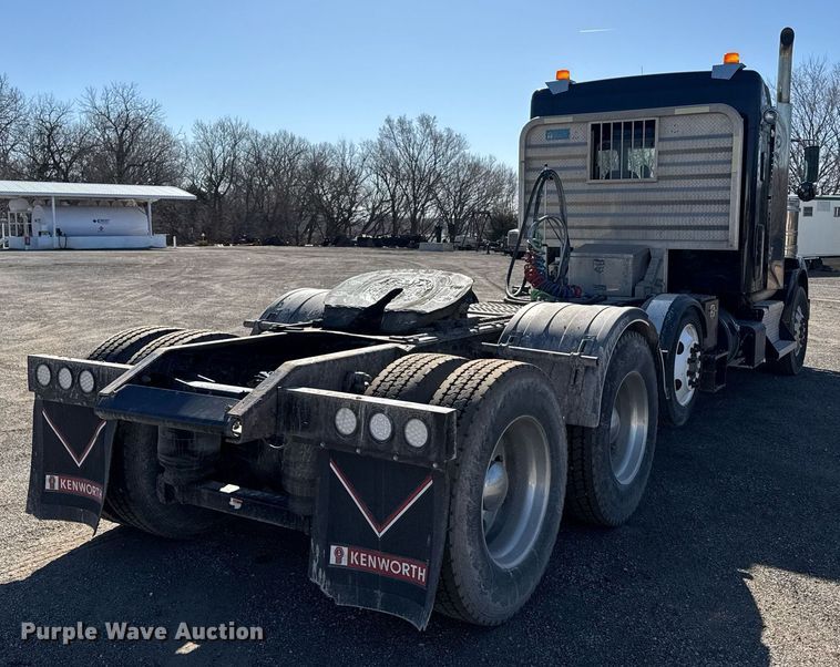 image for item DE2136 2015 Kenworth T800 semi truck