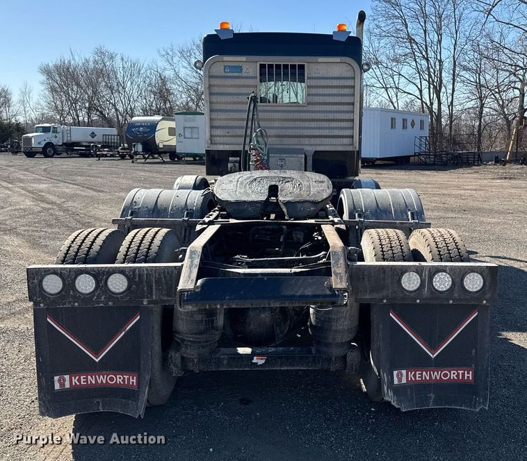 image for item DE2136 2015 Kenworth T800 semi truck