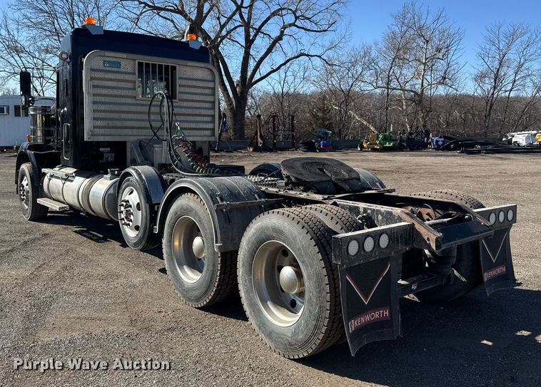 image for item DE2136 2015 Kenworth T800 semi truck