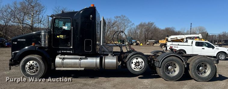 image for item DE2136 2015 Kenworth T800 semi truck