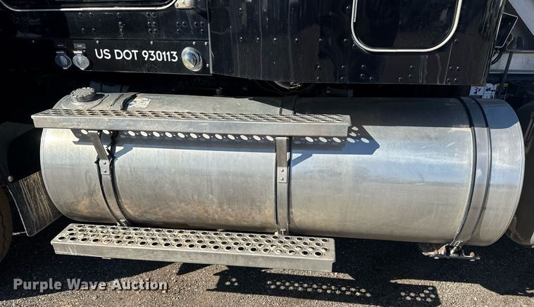 image for item DE2136 2015 Kenworth T800 semi truck