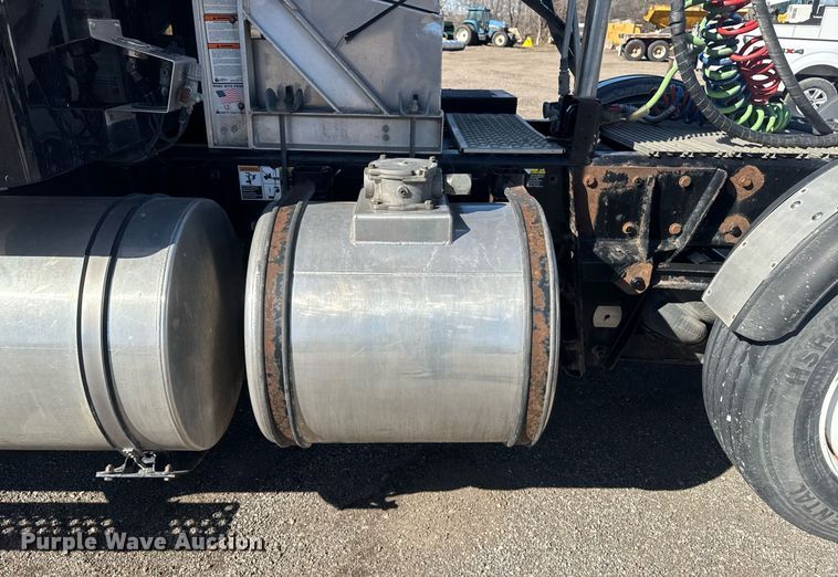 image for item DE2136 2015 Kenworth T800 semi truck