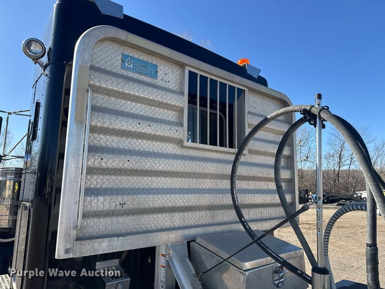 image for item DE2136 2015 Kenworth T800 semi truck